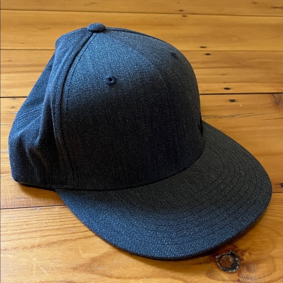 VANS Splitz Flexfit Hat Wool Off The Wall Charcoal Gray Embroidered Men’s EUC - Picture 2 of 7